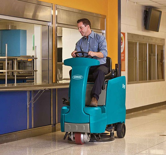 Concierge utilisant la polisseuse autoportée à batterie B10 dans une école. Concierge utilisant la polisseuse autoportée à batterie B10 dans une école.